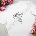 Florece en Gracia | Camisa Cristiana Minimalista con Flor